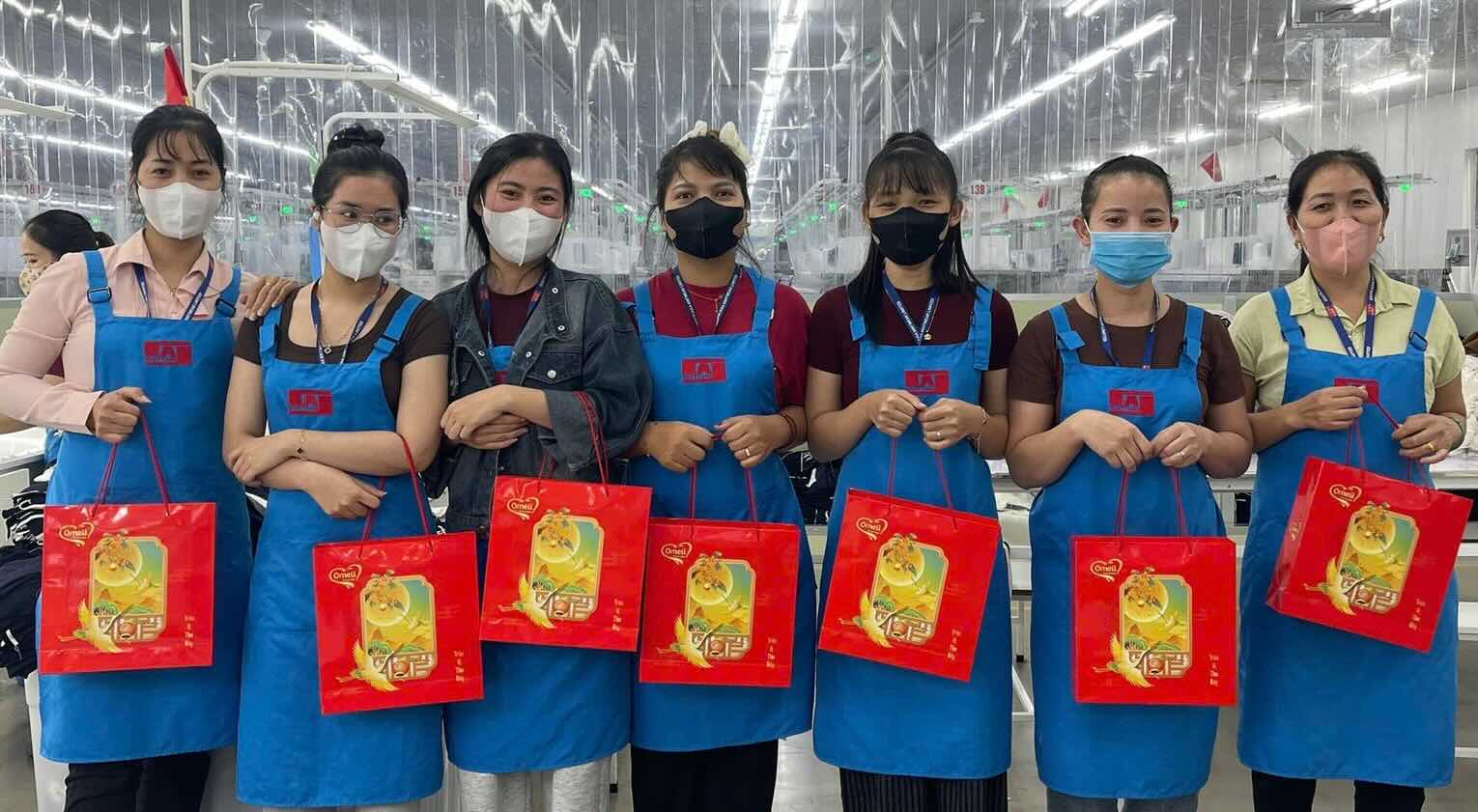 Les membres du syndicat et les travailleurs reçoivent des cadeaux Trung du syndicat de l'entreprise. Photo : Syndicat de Thanh Hoa