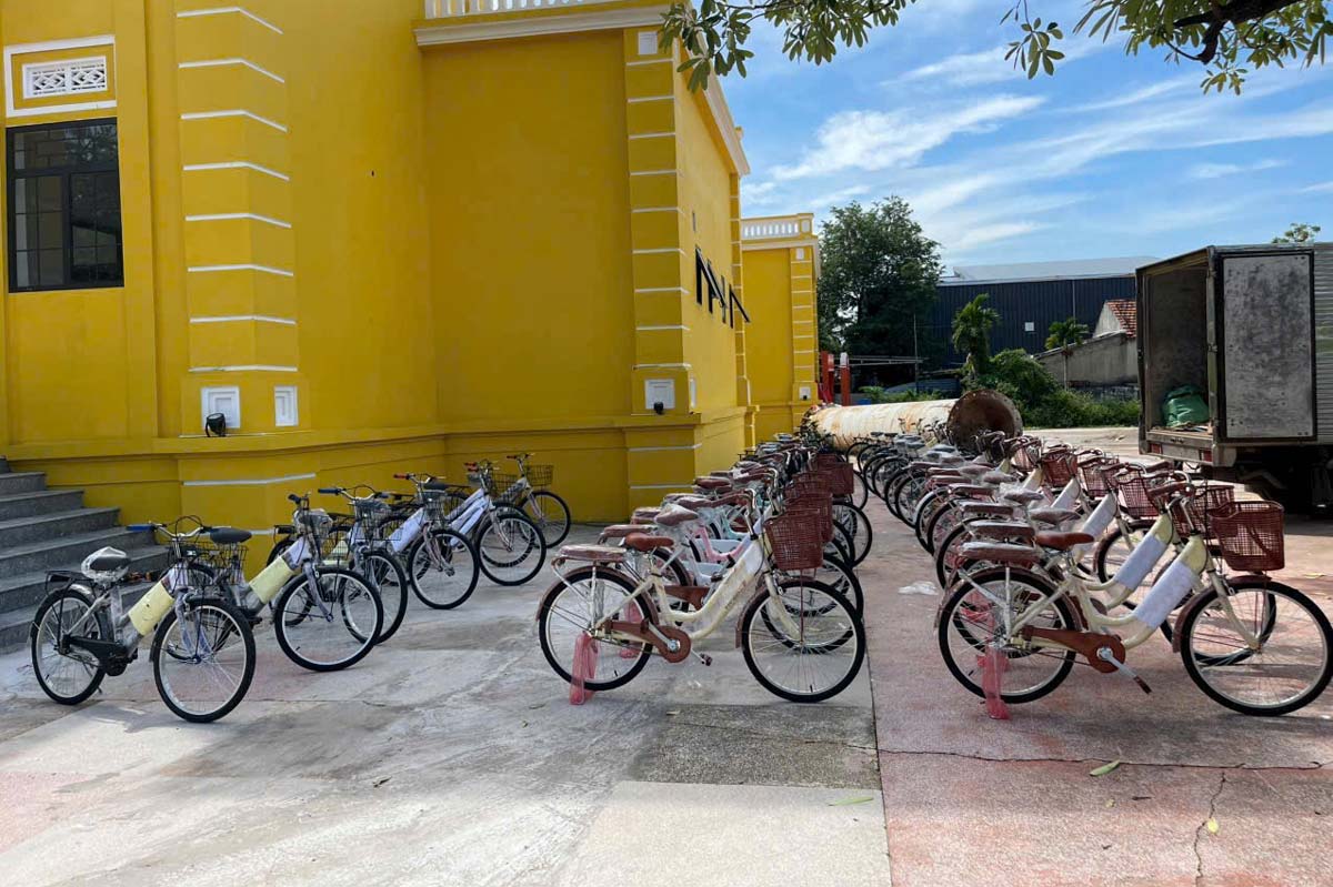 37 velos ont ete mobilises par le syndicat du quartier de Quang Yen province de Quang Ninh et soutenus financierement par un certain nombre de syndicats de base pour etre offerts aux eleves en difficulte. Photo : Doan Hung