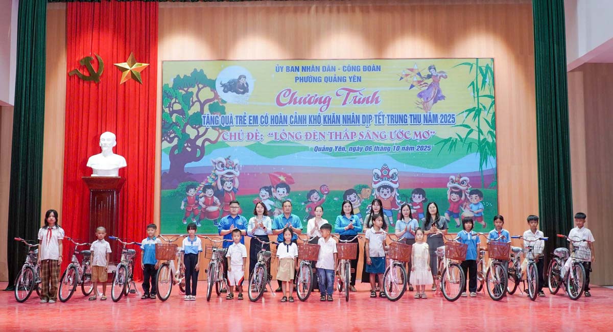 Trao tang xe dap cho cac em hoc sinh. Anh: Doan Hung