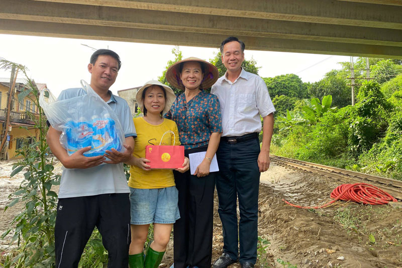Mme Do Thi Thanh Thuy - Vice-rectrice et presidente du syndicat (deuxieme a partir de la droite) en tant que chef de la delegation a directement rendu visite et offert des cadeaux aux membres de la delegation touches par la tempete n° 10. Photo : Thanh Thuy