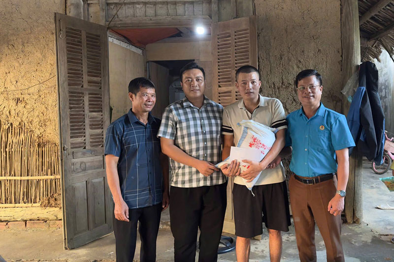 Cong doan xa tang qua cho ho gia dinh ong Nguyen Duy Vu bi anh huong boi con bao so 10. Anh: Cong doan xa Mau A  