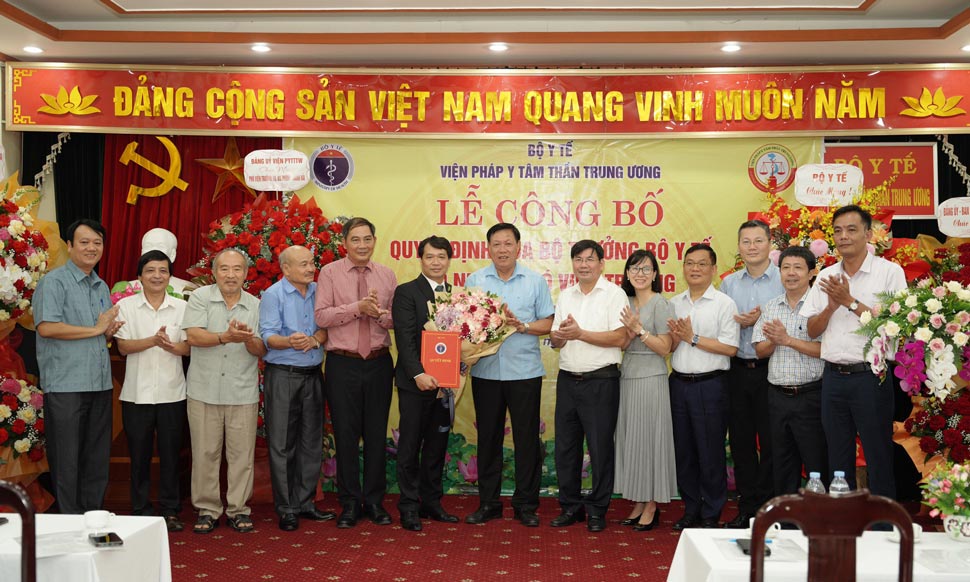Thu truong Bo Y te Do Xuan Tuyen trao Quyet dinh