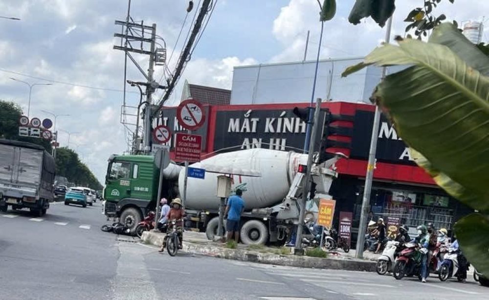 The scene of the accident in Hoc Mon commune, which left one person dead on the spot. Photo: Dong Hoang