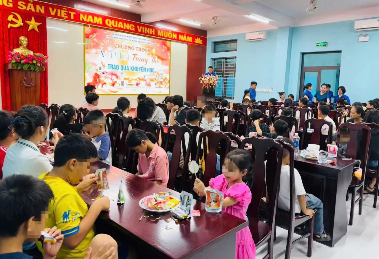 Les enfants se reunissent pour s'amuser dans le festival du milieu de l'automne. Photo: Quang Tri Trade Union