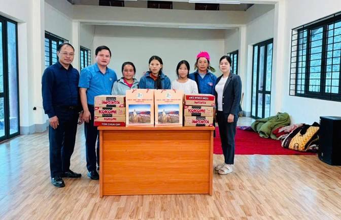 Ho tro nhu yeu pham cho cac ho dan bi anh huong bao. Anh: Ly Ha  