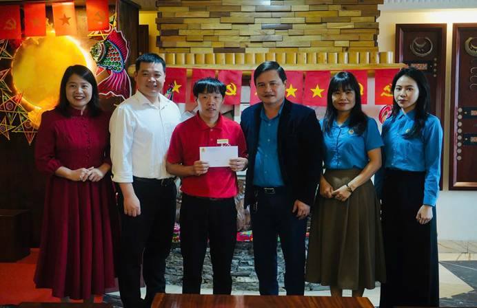 Cong doan phuong Sa Pa trao ho tro cho doan vien Vang A Tong. Anh: Ly Ha