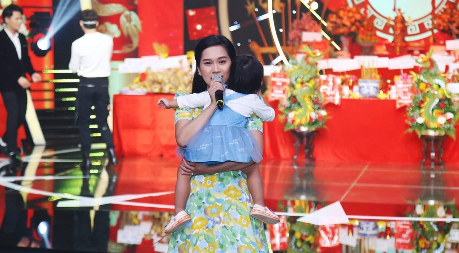 Hong Phuong once carried his daughter to the singing stage. Photo: Jet provided.