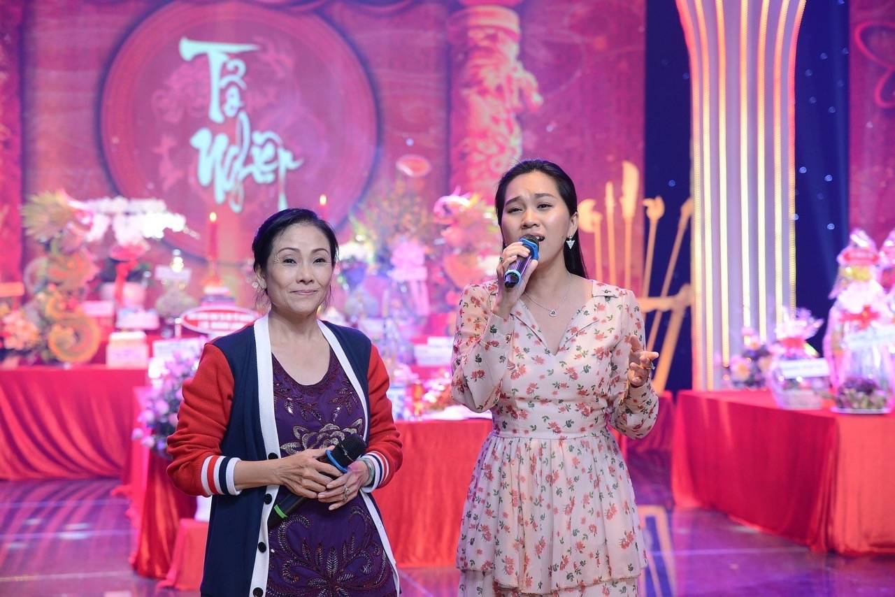 Hong Phuong hat cung me ruot. Anh: Nghe si cung cap.
