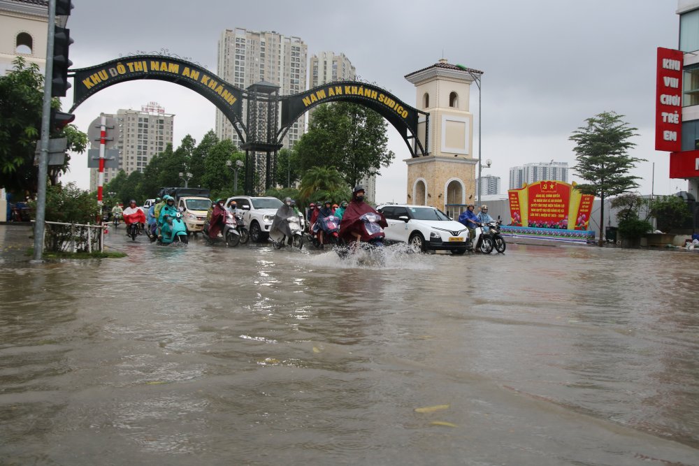 Khu do thi Nam An Khanh (xa An Khanh) nuoc ngap sau, cac phuong tien di chuyen rat kho khan, nhieu nguoi phai tat may, dat xe. Anh: Tran Vuong