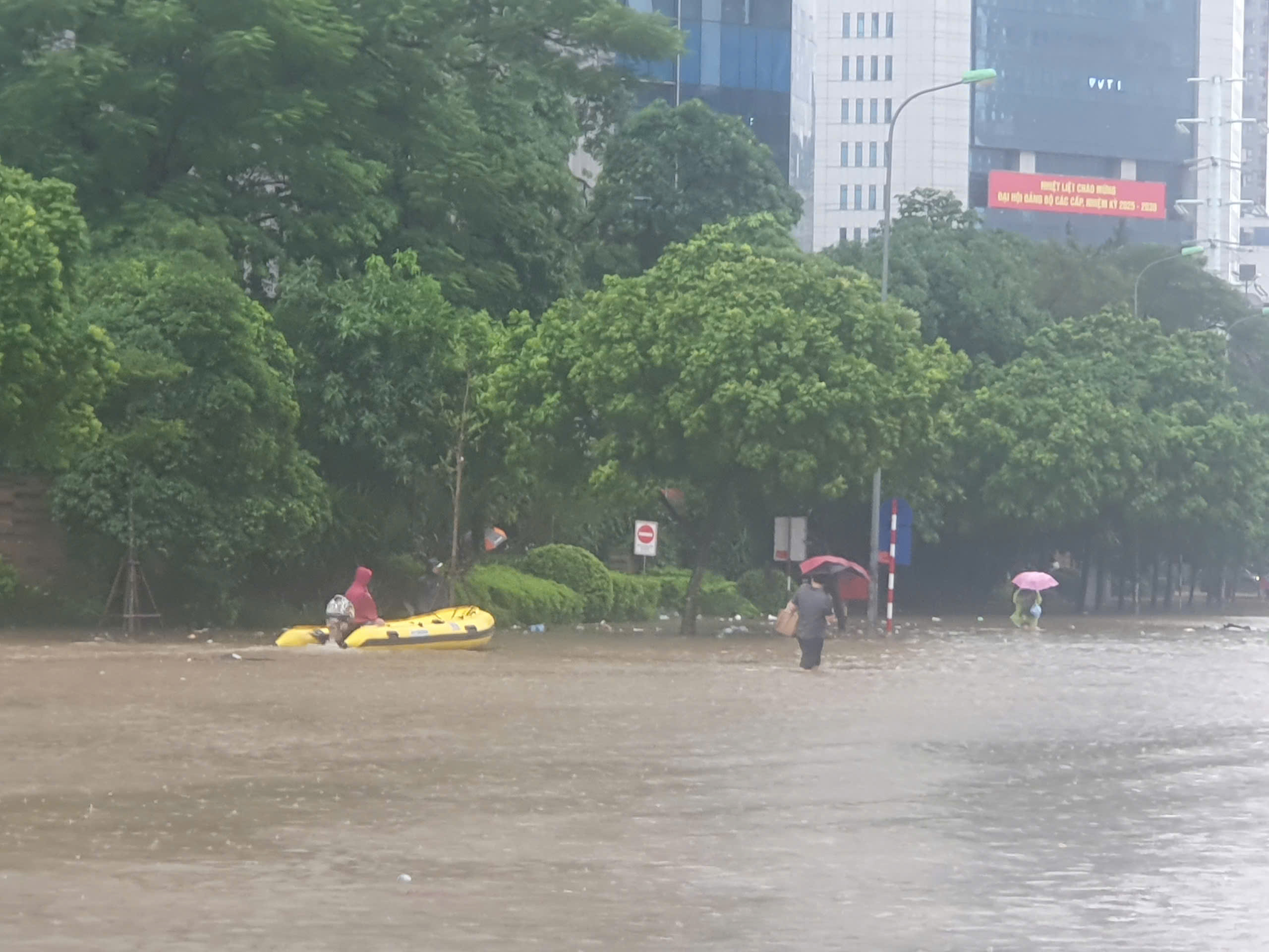 Khu do thi Nam An Khanh (xa An Khanh) nuoc ngap sau, cac phuong tien di chuyen rat kho khan, nhieu nguoi phai tat may, dat xe. Anh: Tran Vuong