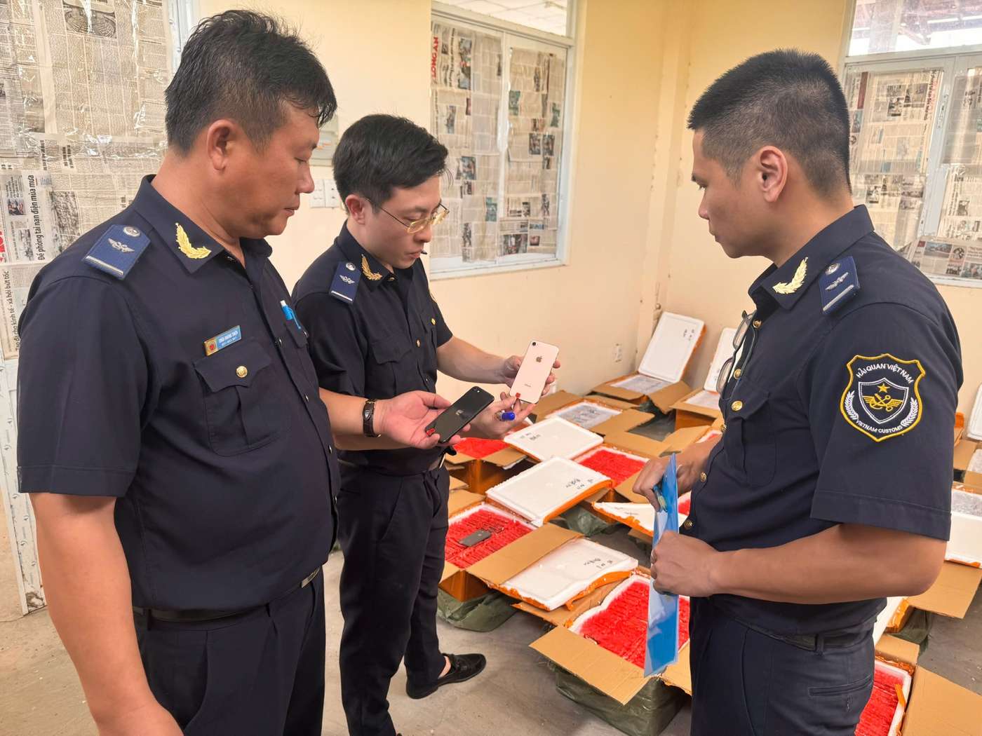 Les douanes saisissent des milliers de vieux telephones et de chaussures pour enfants soupçonnes d'etre d'occasion et de falsifier des marques celebres. Photo : Departement des douanes