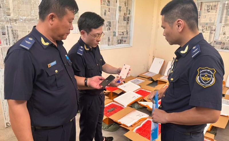 Customs seized thousands of used phones and children's shoes suspected of being used and counterfeiting famous brands. Photo: Customs Department
