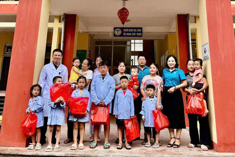 Cong doan xa Yen Binh tang qua cho cac chau tai trung tam y te. Anh: Hong Thom  