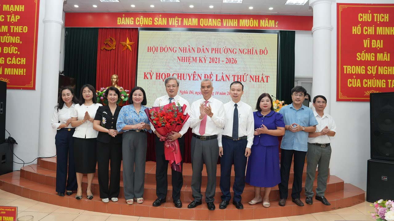 Mr. Do Viet Hung (5th from left) was elected to hold the position of Chairman of the People's Committee of Nghia Do Ward (Hanoi) for the 2021-2026 term. Photo: Ha Phong