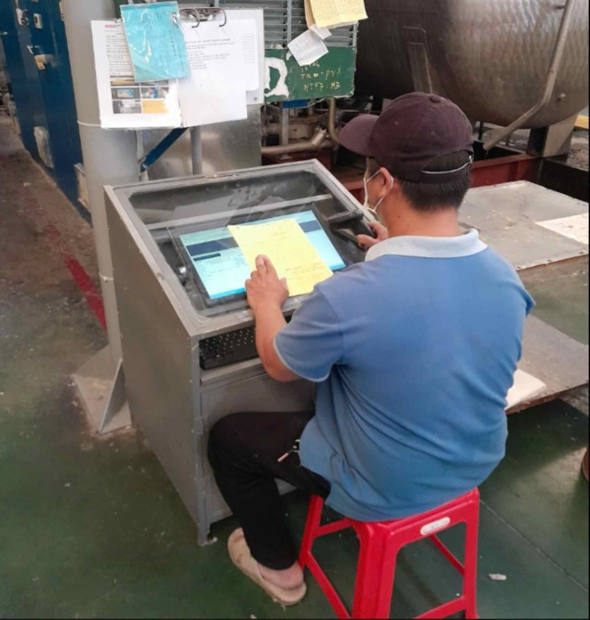 El operador escanea QR en el boletin de viaje de la iniciativa Gestion de procesos de produccion en linea y supervision del sistema informes automaticos en el sistema de datos centralizado. Foto: CDPP