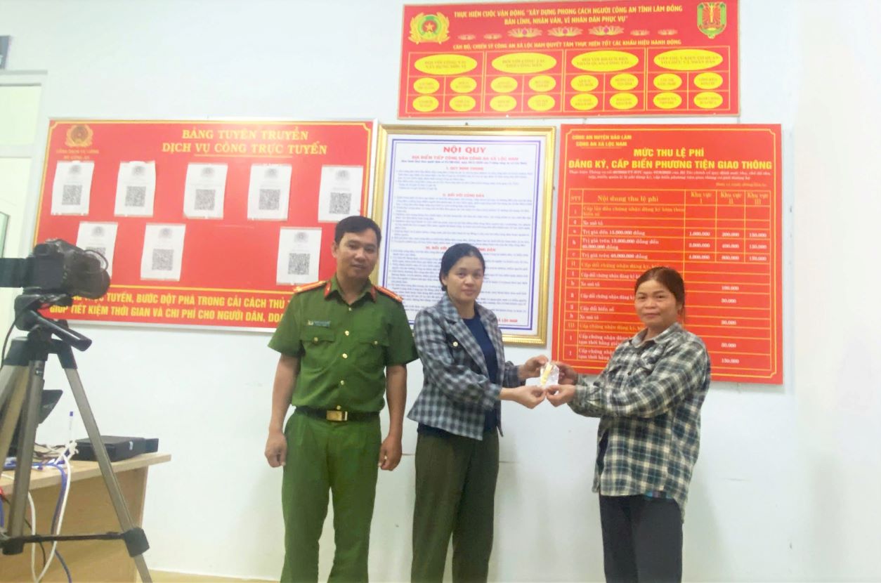 Representatives of Bao Lam 3 Commune Police and Ms. Mai returned the gold that Ms. Thuy dropped. Photo: Lam Hong