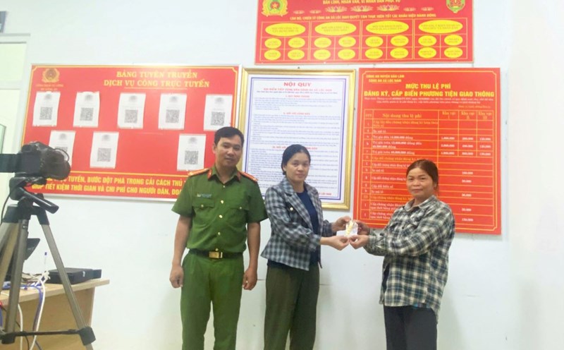 Representatives of Bao Lam 3 Commune Police and Ms. Mai returned the gold that Ms. Thuy dropped. Photo: Lam Hong
