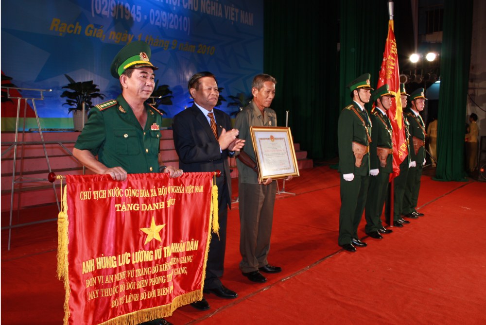 Nam 2010, Chu tich nuoc tang danh hieu Anh hung luc luong vu trang nhan dan cho don vi An ninh vu trang bo bien tinh Kien Giang (Bo doi Bien phong tinh Kien Giang). Anh: Bien phong cung cap