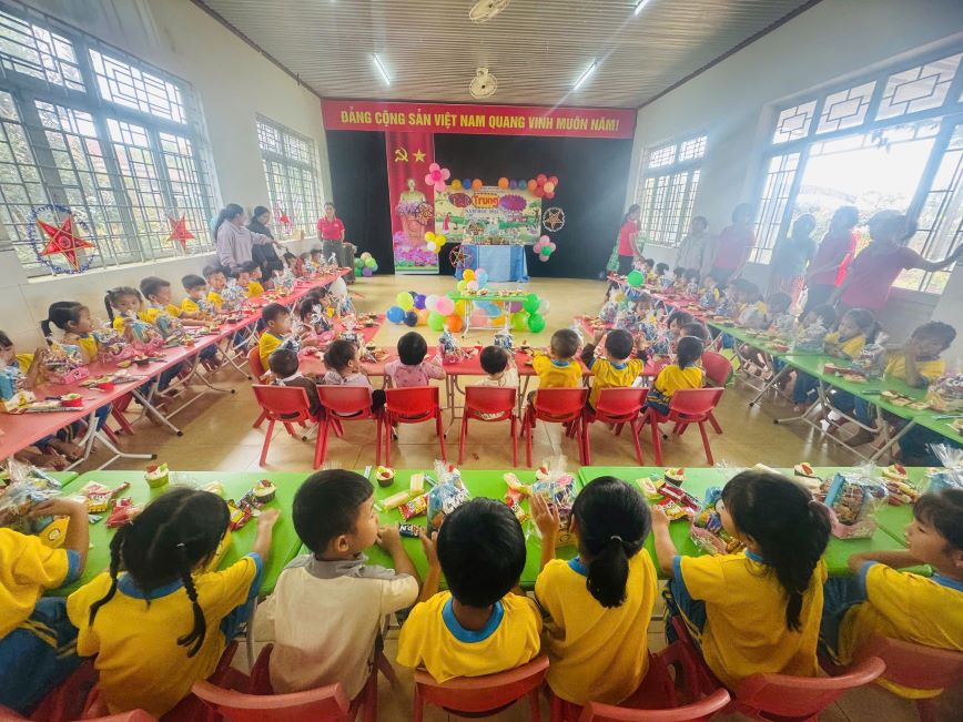 Students enjoy the Mid-Autumn Festival. Photo: Hong Tham