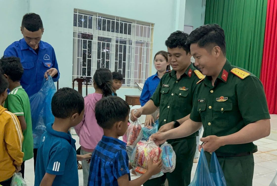 Can bo Trung doan 726 tang qua cho cac em thieu nien, nhi dong bon Bu Prang 1. Anh: Hong Tham