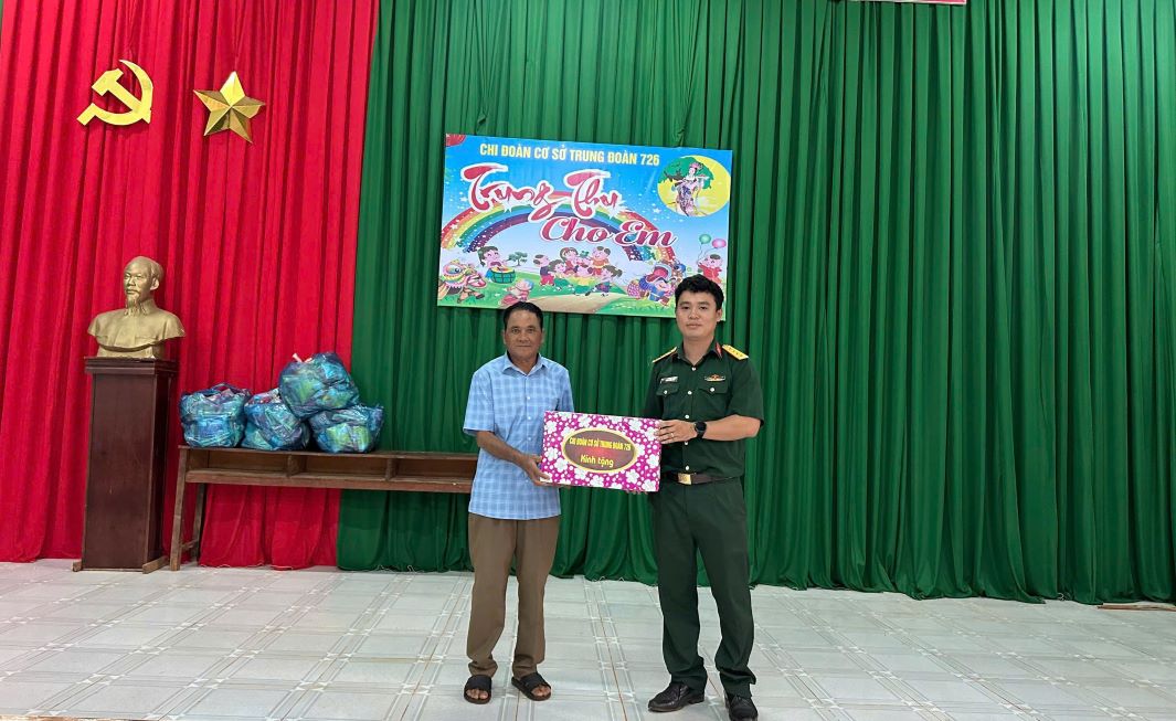 Dai uy Nguyen Van Tuan, Bi thu Chi doan co so Trung doan 726 trao qua tang bon Bu Prang 1. Anh: Hong Tham