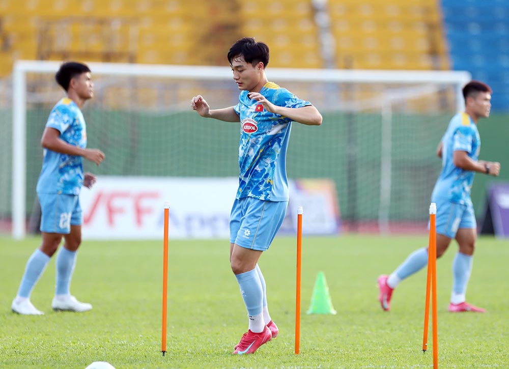 Theo ghi nhan, 3 cau thu tap rieng trong ngay hom qua (5.10) la Hieu Minh, Xuan Bac va Thanh Nhan da tro lai tap cung toan doi.