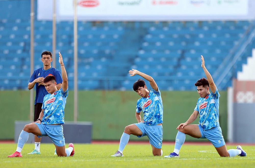 Theo ke hoach, ngay mai (7.10), doi tuyen Viet Nam se tiep tuc tap luyen tai TPHCM. Tuy nhien, truyen thong se khong duoc tac nghiep trong buoi tap nay. Tran luot di giua tuyen Viet Nam voi Nepal se dien ra luc 19h30 ngay 9.10 tren san Binh Duong, truoc khi hai doi tai dau tai san Thong Nhat vao ngay 14.10.