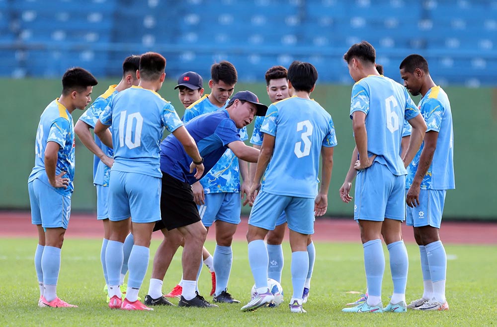 Chieu 6.10, tai san van dong Binh Duong (phuong Thu Dau Mot, TPHCM), doi tuyen Viet Nam buoc vao buoi tap thu 2 trong dot hoi quan thang 10. Day la dot tap trung nham chuan bi cho 2 tran dau gap doi tuyen Nepal o vong loai cuoi Asian Cup 2027.