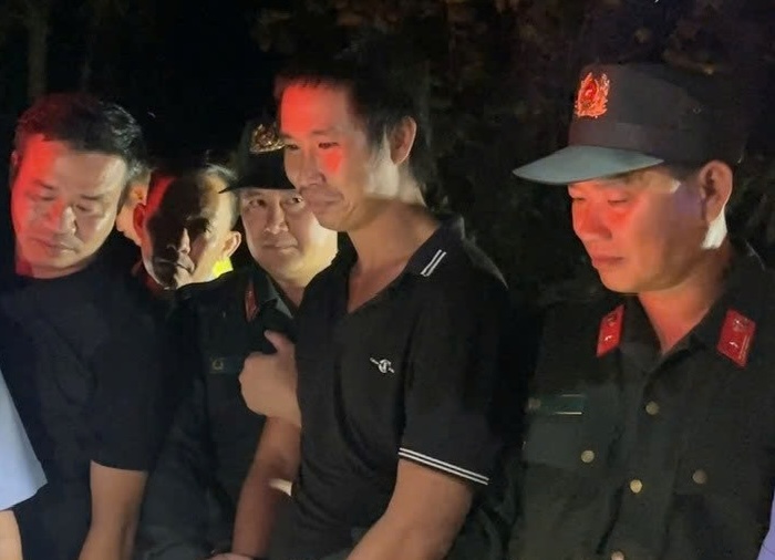 Suspect Le Sy Tung (in black shirt) was arrested. Photo: Dong Nai Provincial Police
