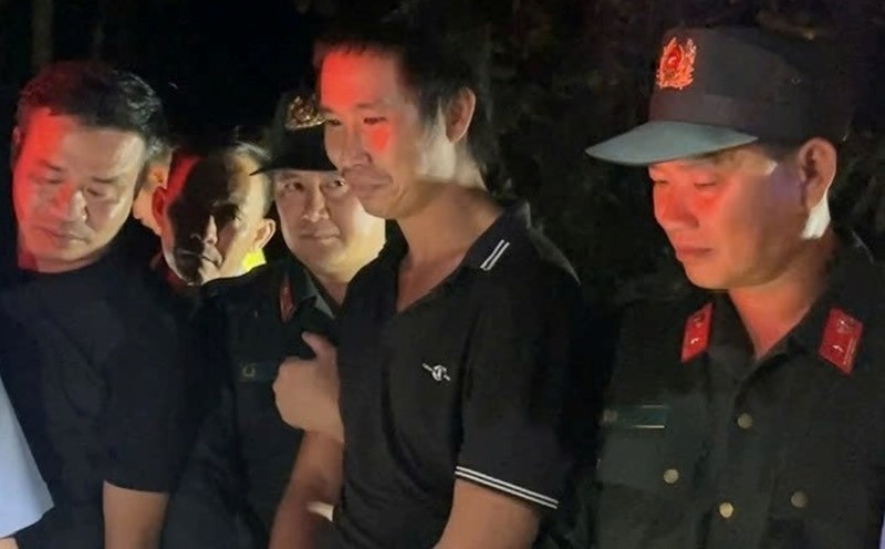Suspect Le Sy Tung (in black shirt) was arrested. Photo: Dong Nai Provincial Police