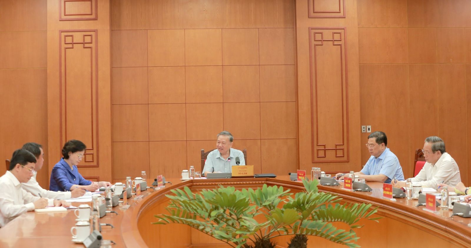 또 람 총비서는 내무부 농업환경부와 함께 지역 농업 보급 임무를 수행하는 공공 서비스 단위 시스템에 대한 업무 회의를 주재했습니다. 사진: 히엔 호아