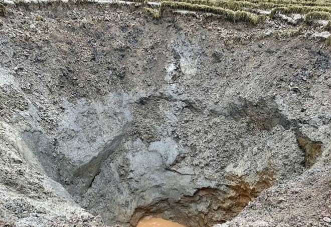 Ngoc Long xaに異常な陥没穴が出現。写真:Thanh Lam