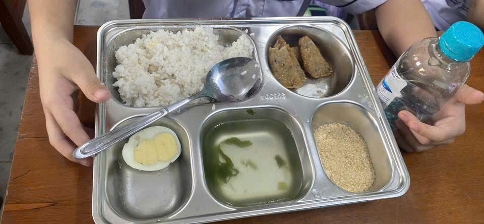 Bữa ăn bán trú tại Trường Tiểu học số 1 Ba Đồn, Quảng Trị gây tranh luận. Ảnh: Thanh Thảo