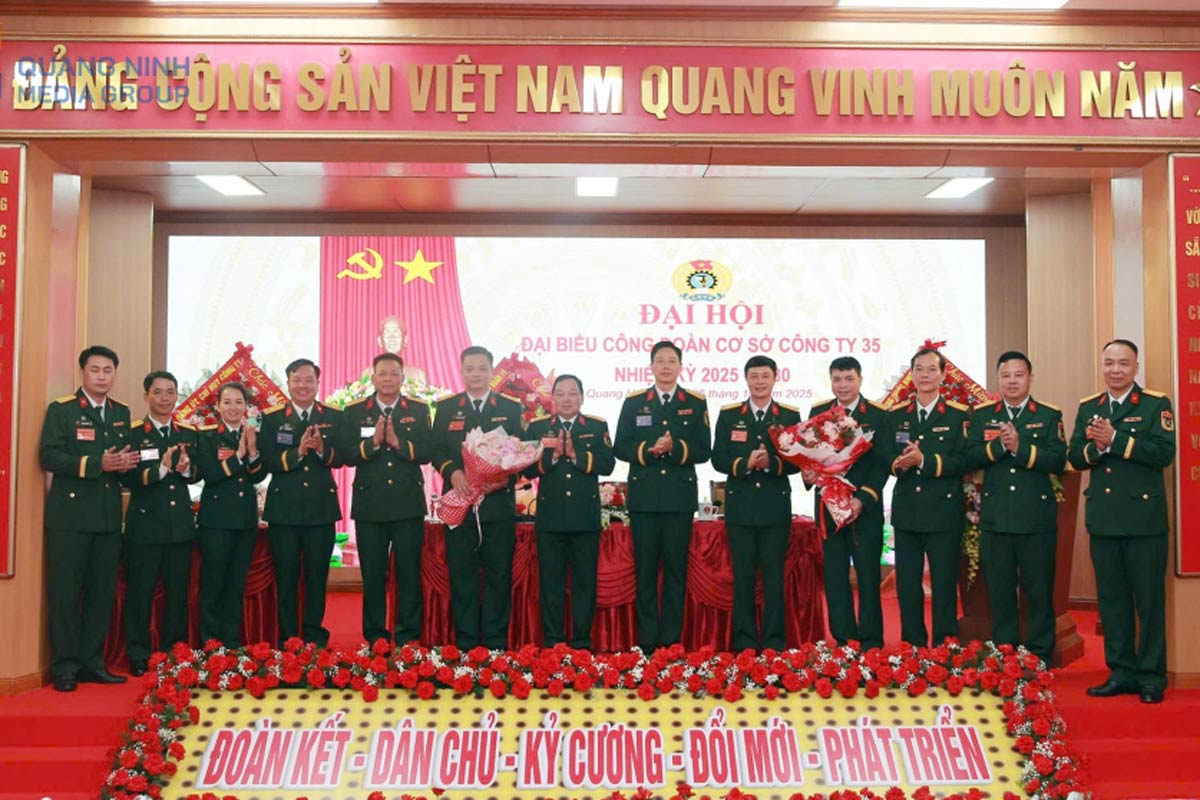 Lanh dao Binh doan 19, Cong ty 35 tang hoa chuc mung Ban Chap hanh cong doan co so Cong ty 35 nhiem ky 2025-2030. Anh: Cong TTDT Quang Ninh