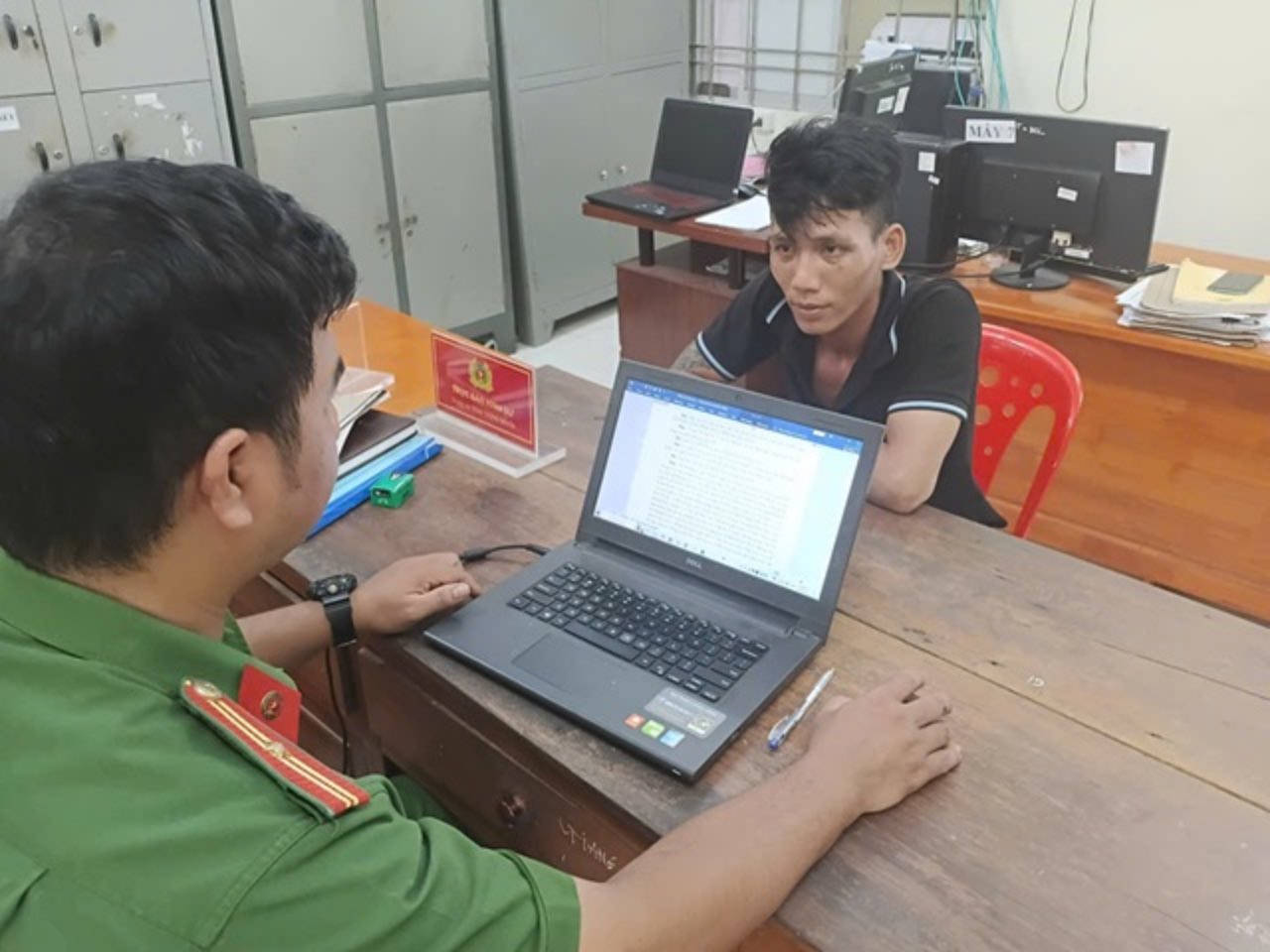 La police de la commune de Binh Hang Trung travaille avec le suspect Tam pour enqueter sur le vol de biens. Photo : Police provinciale de Dong Thap