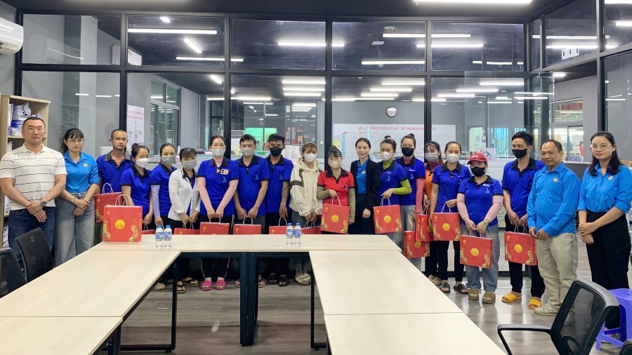 El Sindicato de la comuna de Ngai Giao visita y entrega regalos de Tet a los trabajadores en circunstancias dificiles. Foto: CDNG