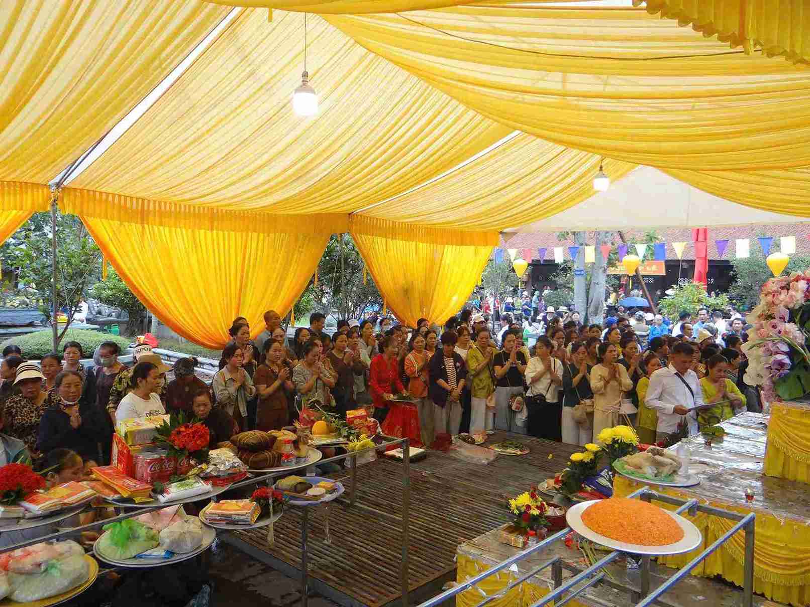 People and tourists from all over respectfully offer incense at the Opening of the Con Son - Kiep Bac Autumn Festival. Photo: Organizing Committee