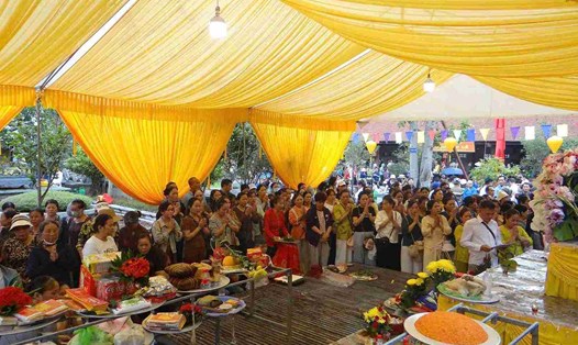 Nhân dân và du khách thập phương thành kính dâng hương tại Lễ cáo yết mở hội mùa Thu Côn Sơn - Kiếp Bạc. Ảnh: Ban Tổ chức