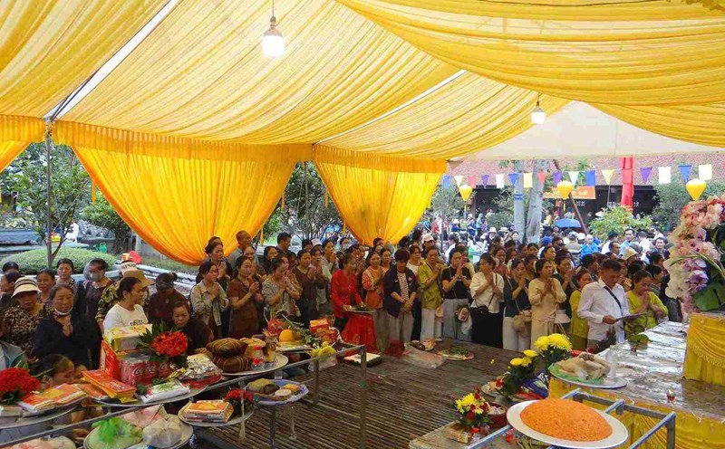 People and tourists from all over respectfully offer incense at the Opening of the Con Son - Kiep Bac Autumn Festival. Photo: Organizing Committee