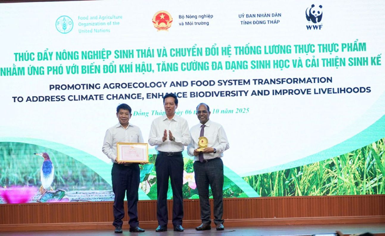 Pho Chu tich UBND tinh Dong Thap Nguyen Thanh Dieu trao Bang khen cho WWF tai Viet Nam va Ky niem chuong cho FAO tai Viet Nam. Anh: Viet Tien