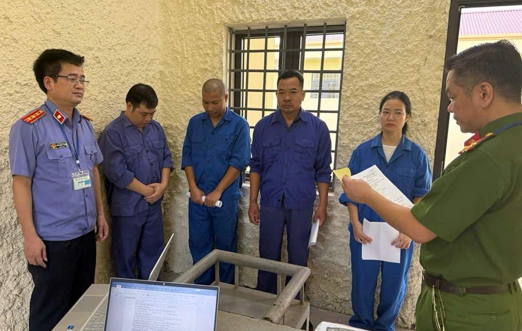 Công an và VKS thi hành quyết định tố tụng với ông Hoàng Văn Huấn - Phó Giám đốc Bệnh viện Phổi Hà Nội (thứ 3 từ phải sang) cùng các bị can khác. Ảnh: VKSND tỉnh Bắc Ninh