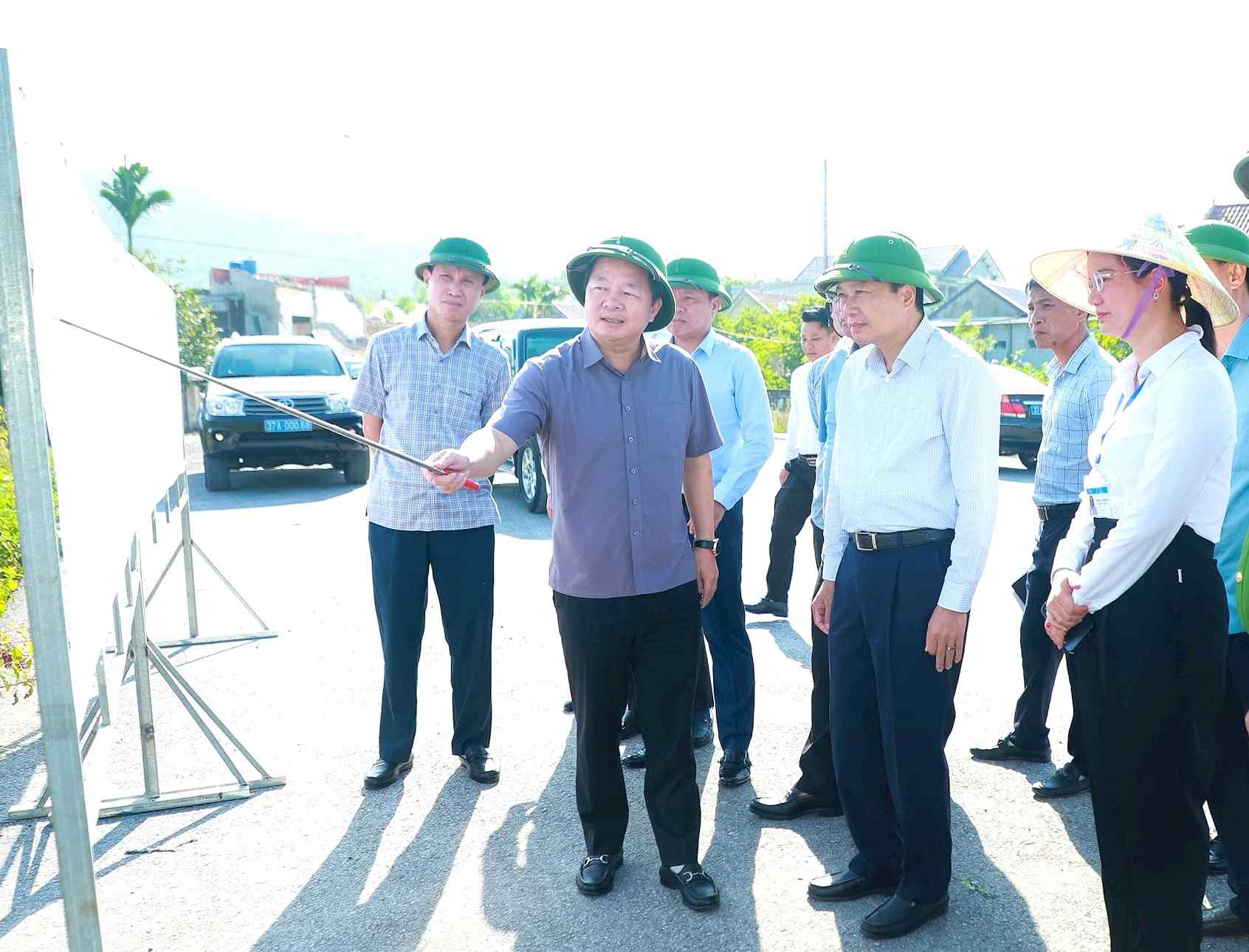 Chairman of Nghe An Provincial People's Committee Le Hong Vinh inspects the progress of the coastal road project through Tan Mai ward. Photo: Thanh Duy