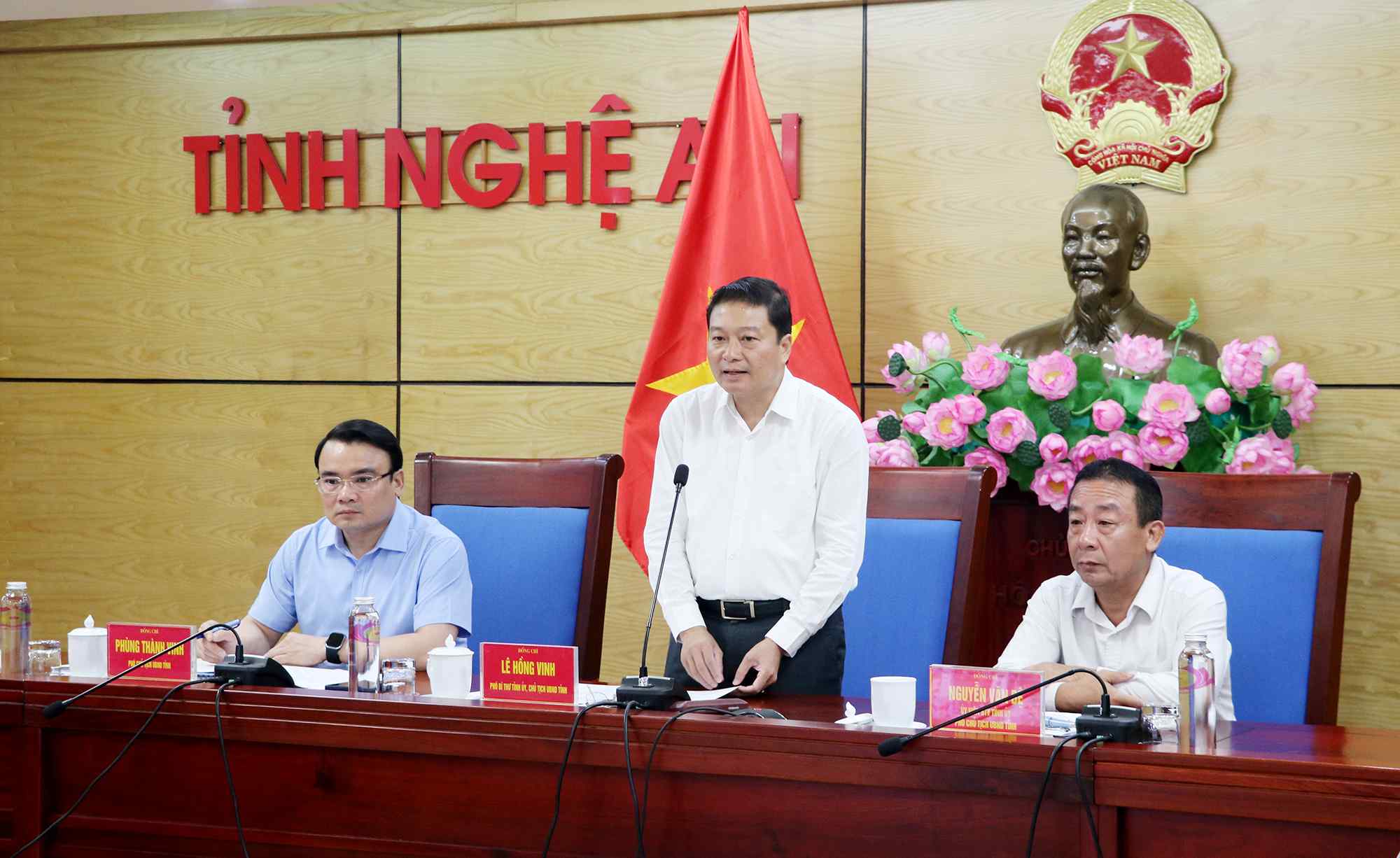 Chu tich UBND tinh Nghe An Le Hong Vinh yeu cau cac don vi phan dau, thao go kho khan, hoan thanh muc tieu giai ngan von dau tu cong dat 100% ke hoach. Anh: Phan Quynh