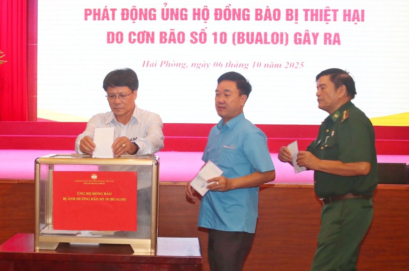 Les dirigeants de la Federation du travail de la ville de Hai Phong participent au soutien aux compatriotes des provinces et des villes touchees par la tempete n° 10. Photo : MTTQ Viẹt Nam TP Hai Phong