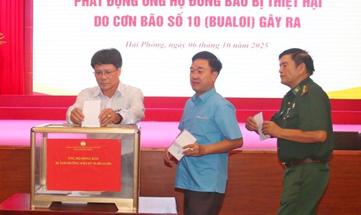Đại diện lãnh đạo LĐLĐ TP Hải Phòng tham gia ủng hộ đồng bào các tỉnh, thành phố bị thiệt hại do bão số 10. Ảnh: MTTQ Việt Nam TP Hải Phòng