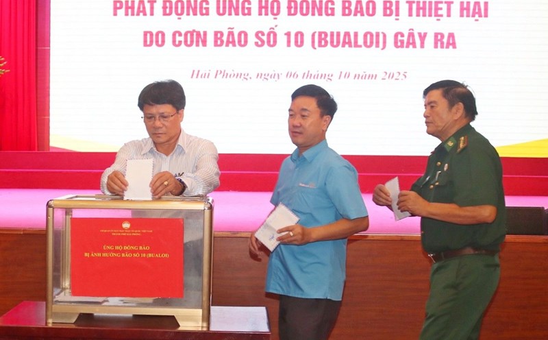 Dai Tuyen led the Hai Phong City Labor Federation to participate in supporting people in provinces and cities affected by storm No. 10. Photo: Southern Vietnam Fatherland Front of Hai Phong City