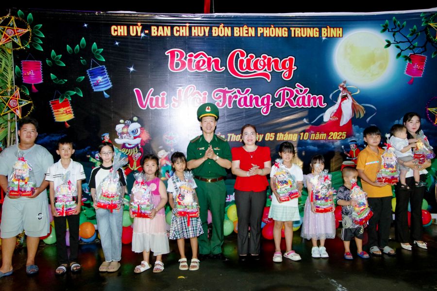 Don Bien phong Trung Binh to chuc chuong trinh “Bien cuong - vui hoi trang ram” cho cac em hoc sinh tren dia ban khu vuc bien gioi bien do don vi quan ly. Anh: Van Long