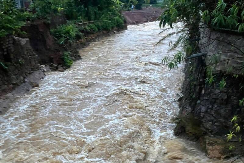 The stream area in residential group 1, Moc Son ward, Son La province was flooded with water, sweeping away a 4th grade student. Photo: Nhat Minh