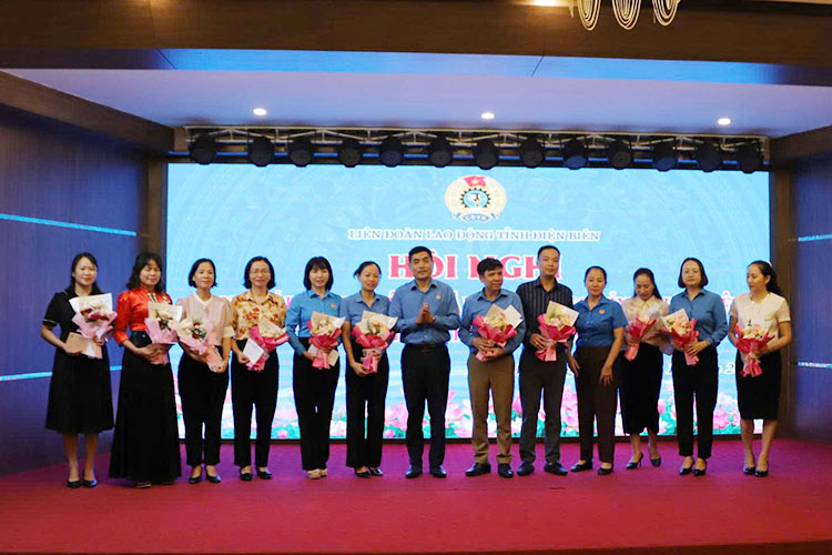 디엔비엔성 노동총연맹 지도부가 제12기 성 노동총연맹 집행위원회 감사위원회에 더 이상 참여하지 않는 동지들에게 꽃을 전달하고 있습니다. 사진: Duc Linh