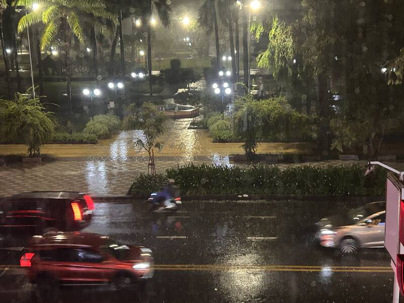 Ho Chi Minh City is having rain in many places. Photo: Ha May